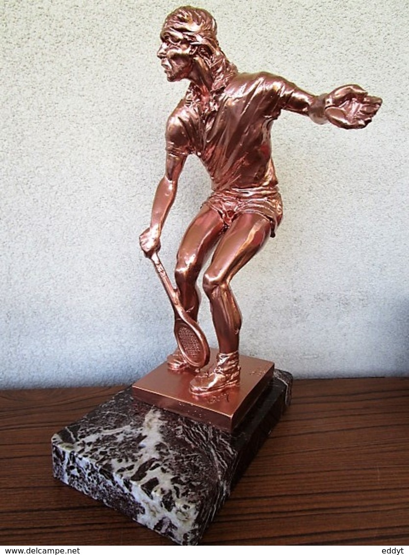 Grand TROPHÉE Récompense TENNIS HOMME Neuf En Résine Couleur Bronze Cuivre Poids 3,200 Kg Hauteur : 34 Cm - Sonstige & Ohne Zuordnung