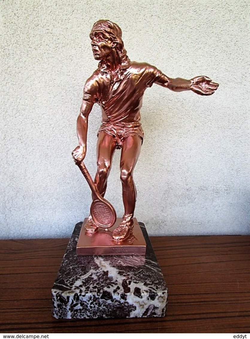 Grand TROPHÉE Récompense TENNIS HOMME Neuf En Résine Couleur Bronze Cuivre Poids 3,200 Kg Hauteur : 34 Cm - Other & Unclassified