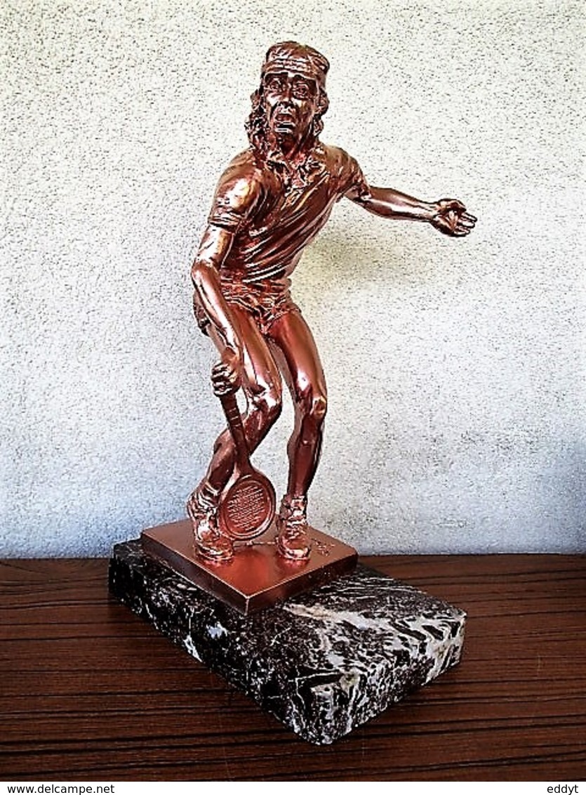 Grand TROPHÉE Récompense TENNIS HOMME Neuf En Résine Couleur Bronze Cuivre Poids 3,200 Kg Hauteur : 34 Cm - Autres & Non Classés