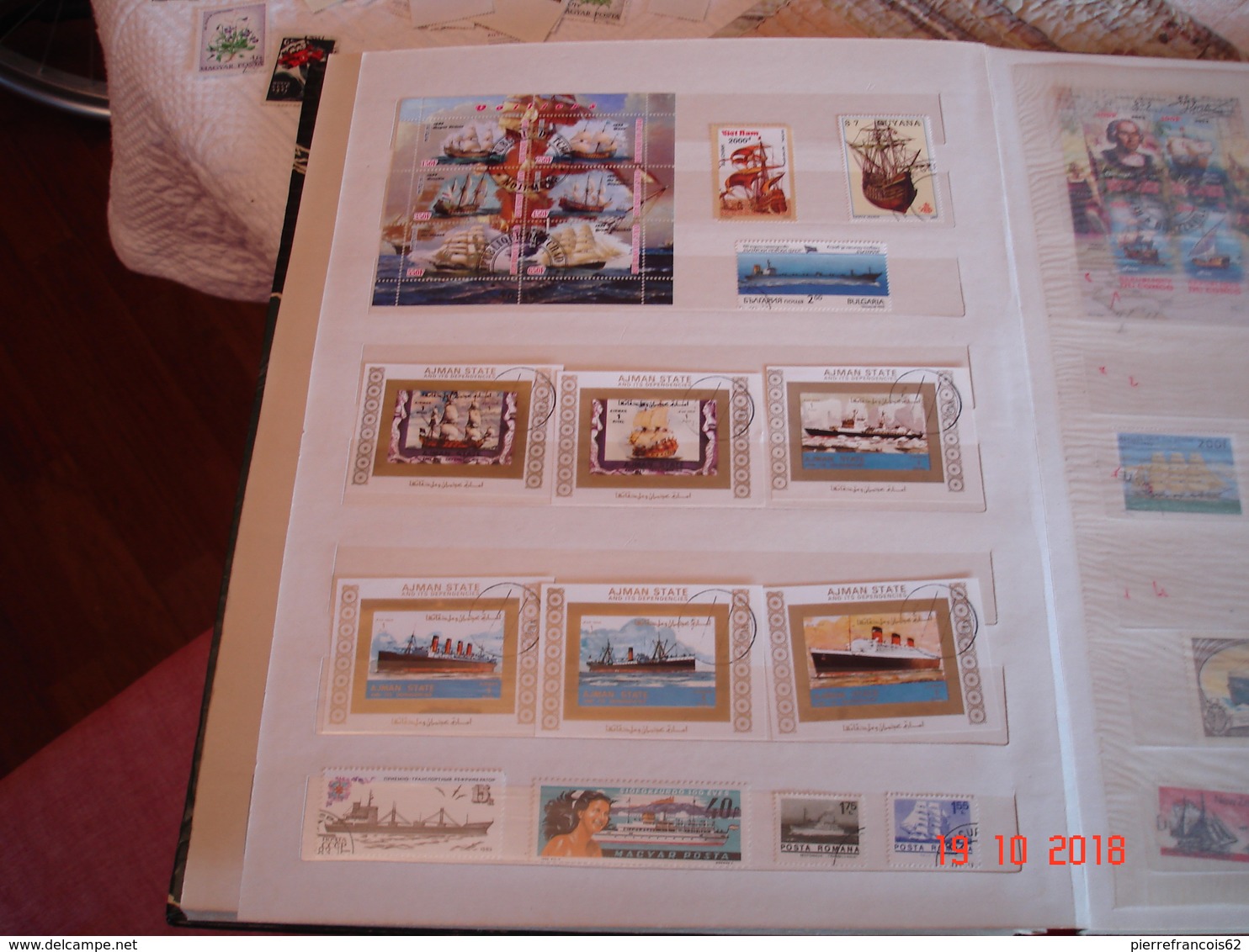 ALBUM CONTENANT COLLECTION DE TIMBRES SUR LES BATEAUX DU MONDE