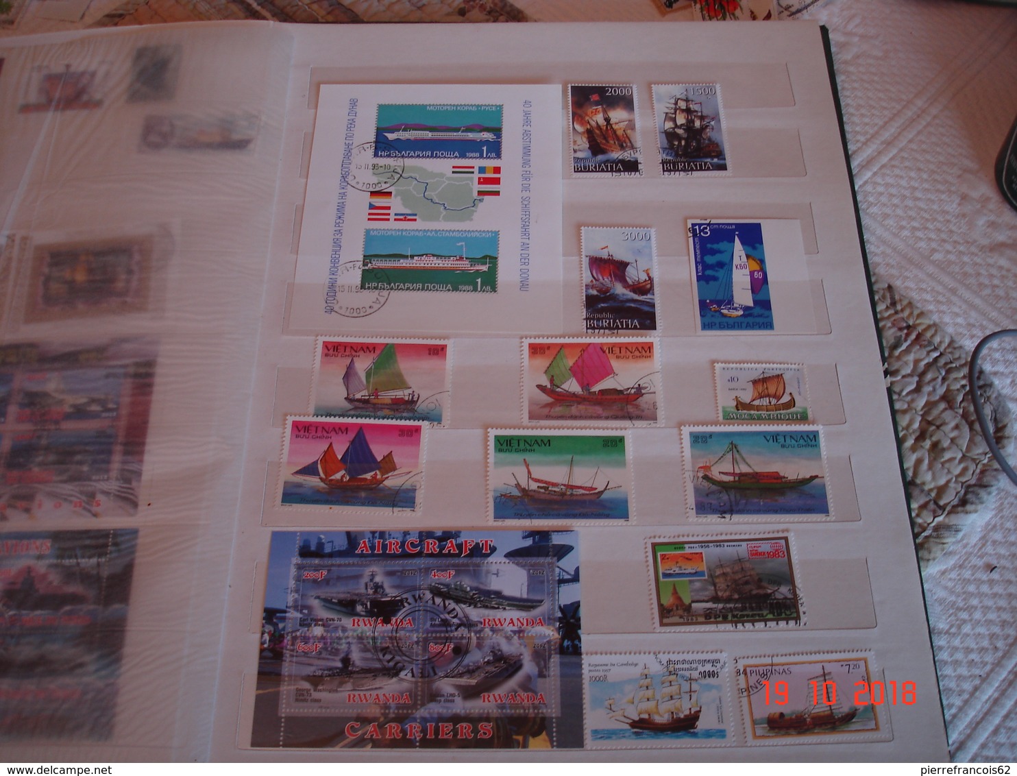 ALBUM CONTENANT COLLECTION DE TIMBRES SUR LES BATEAUX DU MONDE