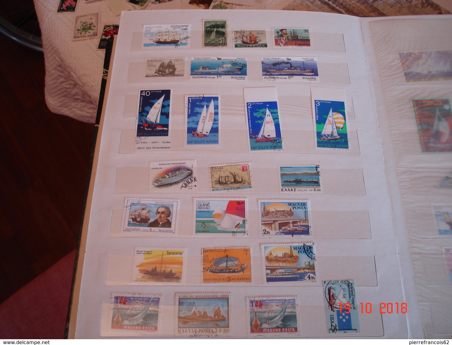 ALBUM CONTENANT COLLECTION DE TIMBRES SUR LES BATEAUX DU MONDE