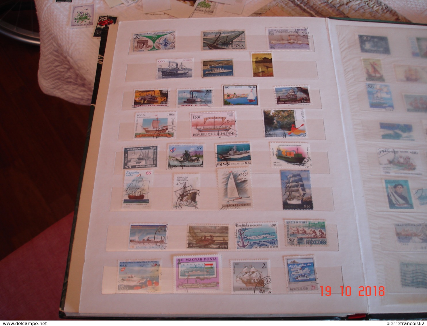 ALBUM CONTENANT COLLECTION DE TIMBRES SUR LES BATEAUX DU MONDE