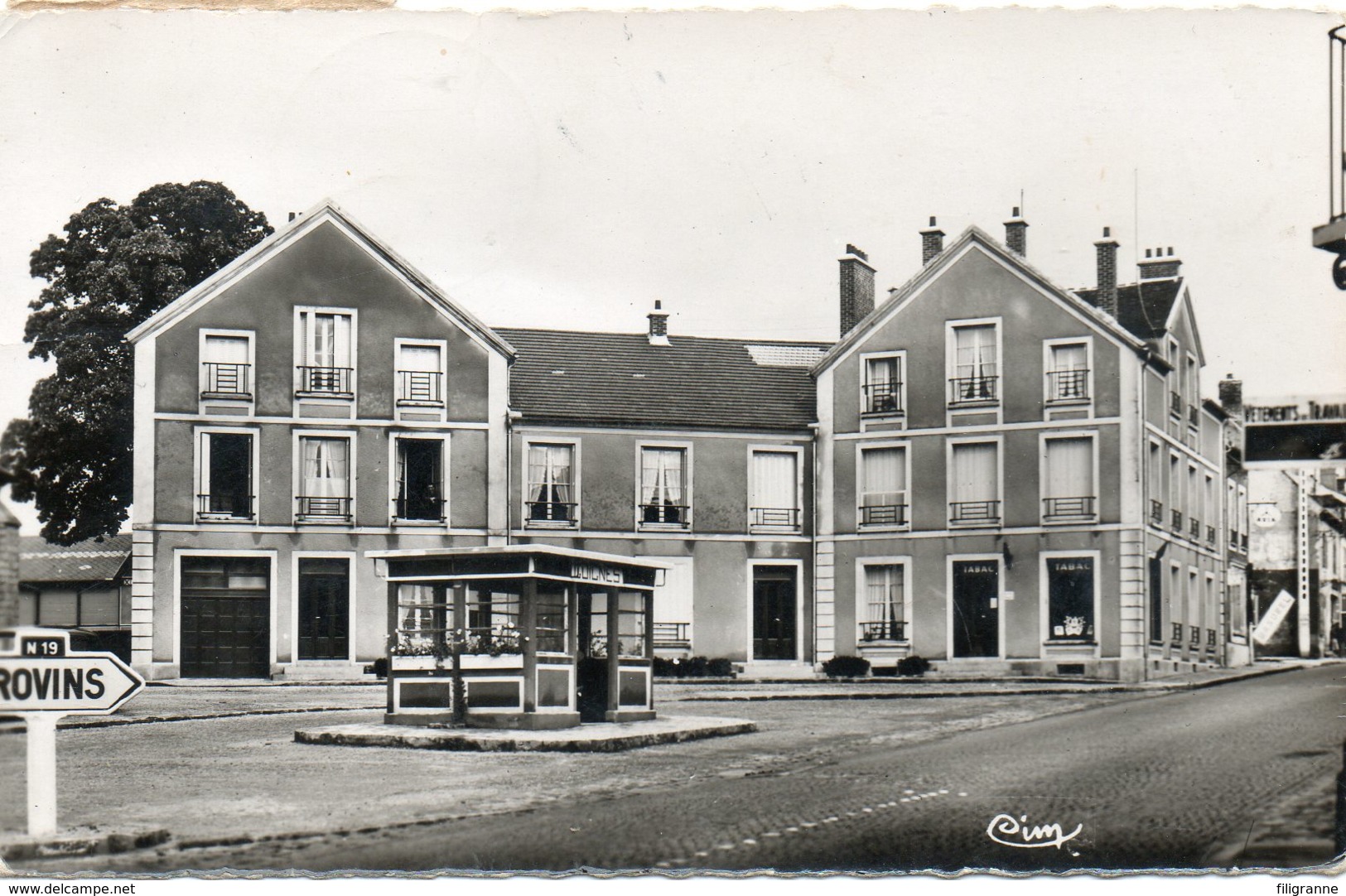 GUIGNES RABUTIN  La Place De L Eglise - Autres & Non Classés