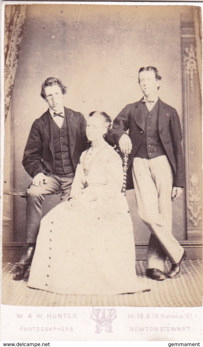 ANTIQUE CDV PHOTOGRAPH -  LADY WITH 2 MEN. NEWTON STEWART STUDIO - Old (before 1900)