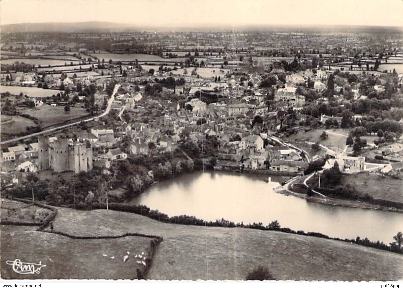 03 - BOURBON L'ARCHAMBAULT : Vue Aérienne Et Le Lac - CPSM Dentelée Noir Blanc Grand Format - Allier - Bourbon L'Archambault