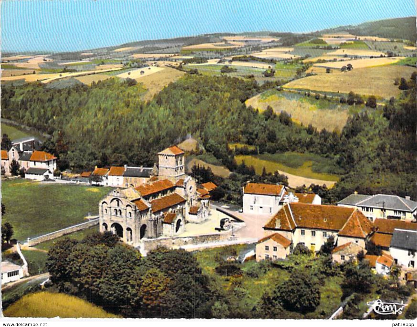 03 - CHATEL MONTAGNE : Vue Générale Aérienne Et L'Eglise Romane - CPSM Grand Format - Allier - Autres & Non Classés