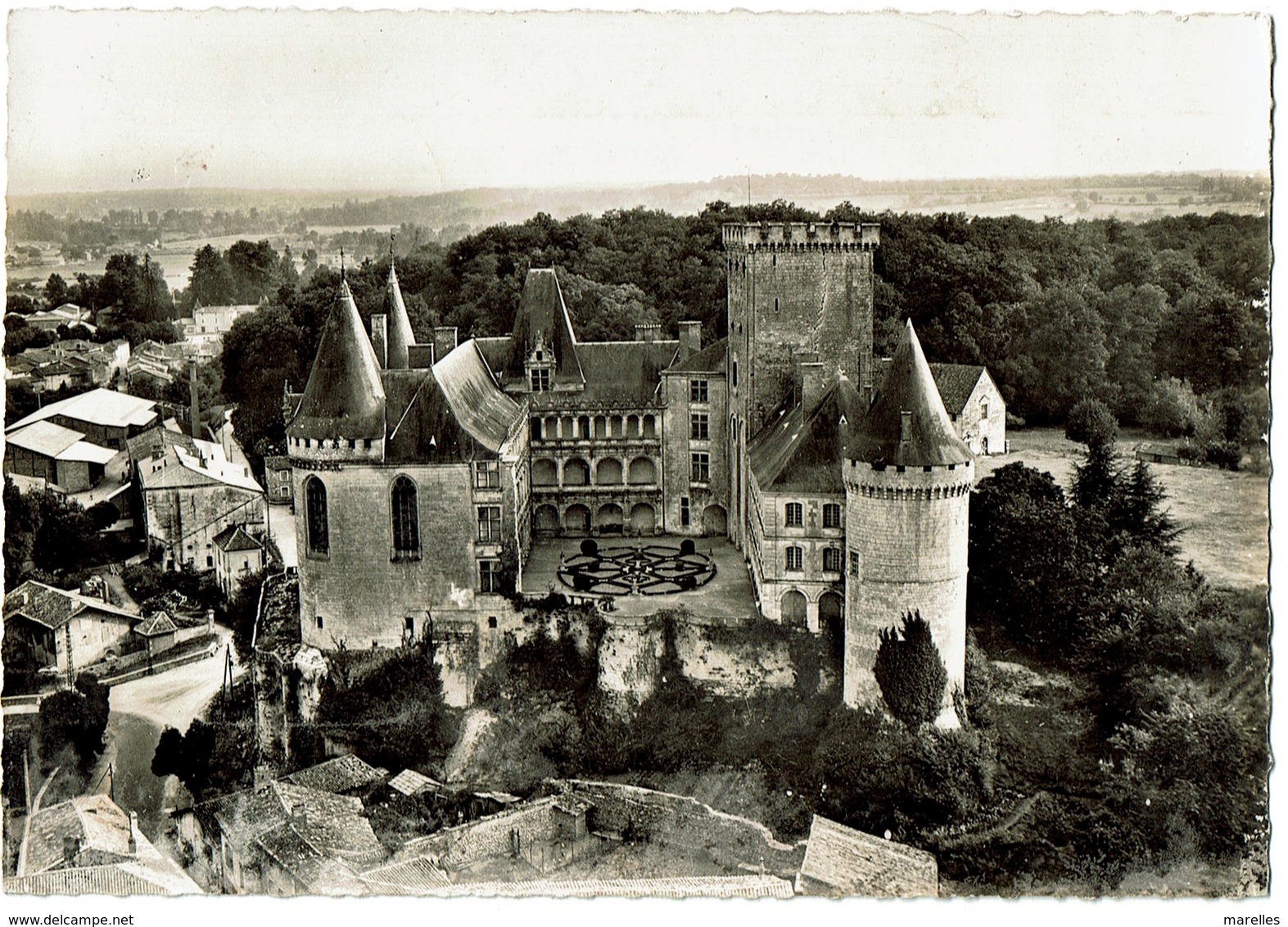 CPSM La Rochefoucauld 16. Cour Inférieure Et Château. Dentelée. 1957 - Autres & Non Classés