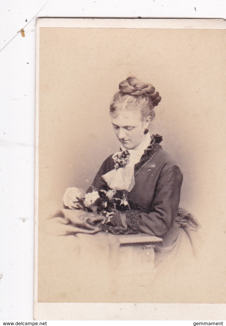 ANTIQUE CDV PHOTO.  LADY WITH PLAITED HAIR STYLE. LLANDUDNO STUDIO - Old (before 1900)