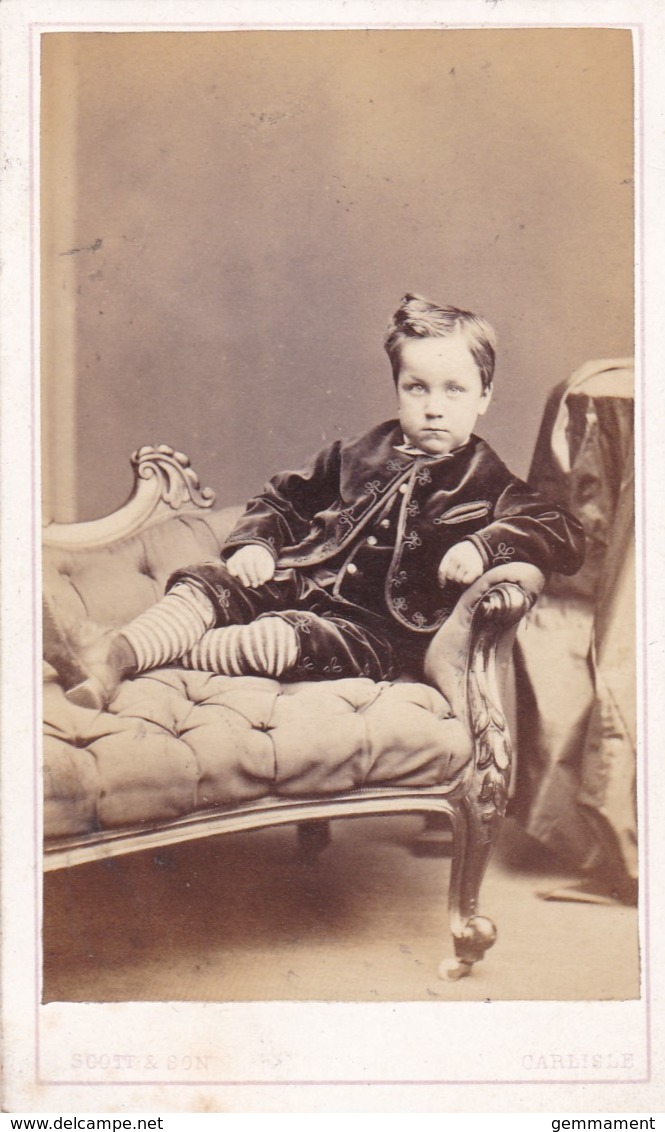 ANTIQUE CDV PHOTO. YOUNG BOY RECLINING ON CHAISE LONGUE   CARLISLESTUDIO - Old (before 1900)