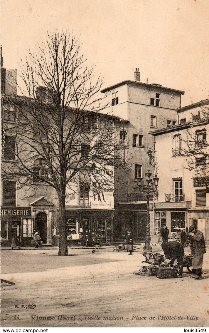 Vienne -   Vieille  Maison   Place  De  L' Hôtel  De  Ville. -   Petit  Marché. - Vienne