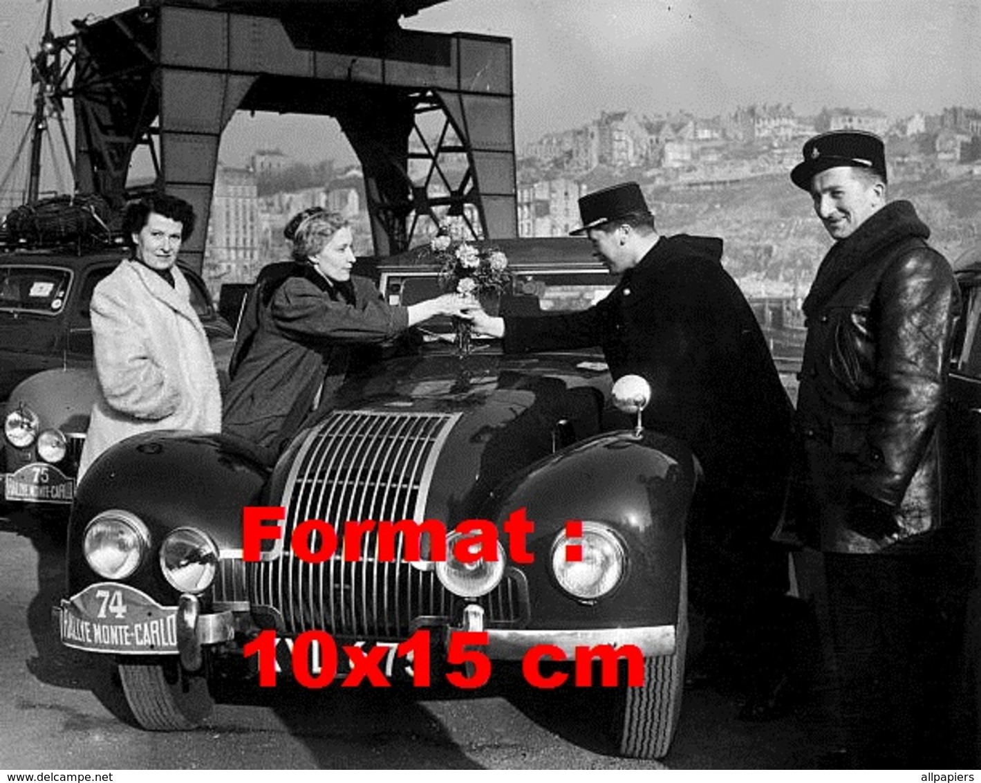 Reproduction D'une Photographie D'une Femme Recevant Un Bouquet De Fleurs D'un Gendarme Au Rallye De Monte Carlo 1950 - Other & Unclassified