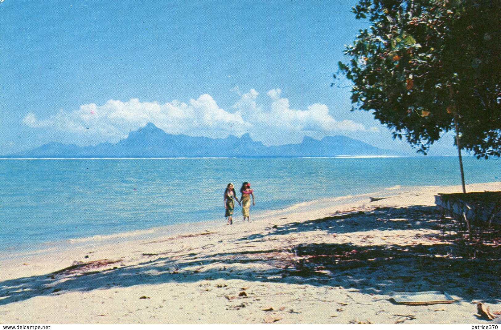 Greetings From TAHITI Promenade Sur La Plage De Sable Blanc De PAEA Avec Moorea à L'horizon Deux Tahitiennes - Polynésie Française