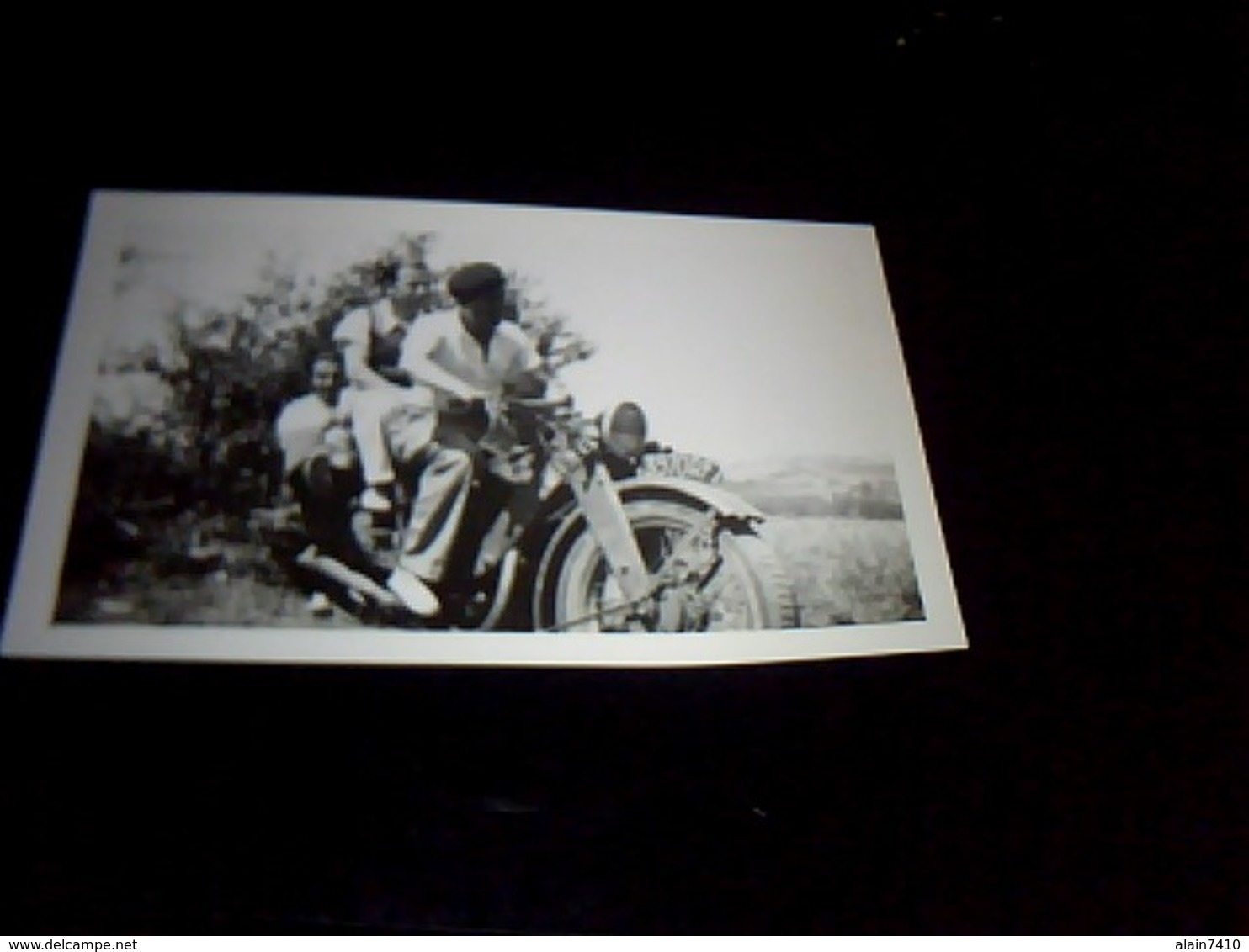 Photographie Noir Et Blanc Kodak Jeunes Gens Sur Motocyclette - Autres & Non Classés