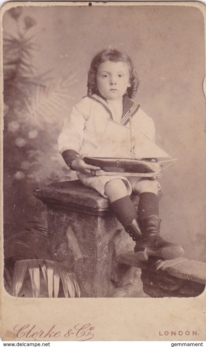 ANTIQUE CDV PHOTO - CHILD WITH TOY BOAT. LONDON SUDIO - Old (before 1900)