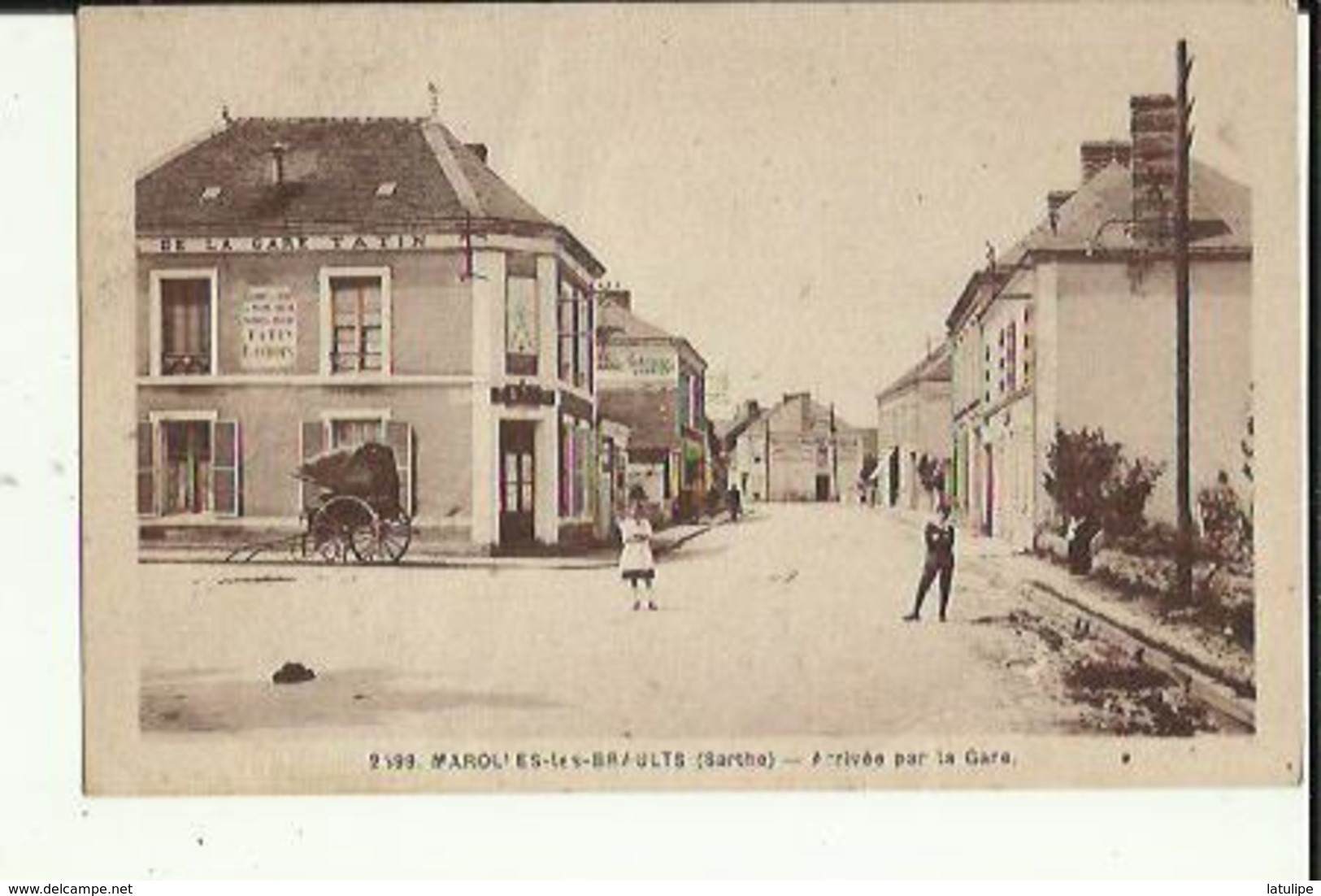 Marolles-les-Braults  72   Arrivée Vers La Gare Rue Animée Et Café De La Gare Et Au Fond Vannier - Marolles-les-Braults