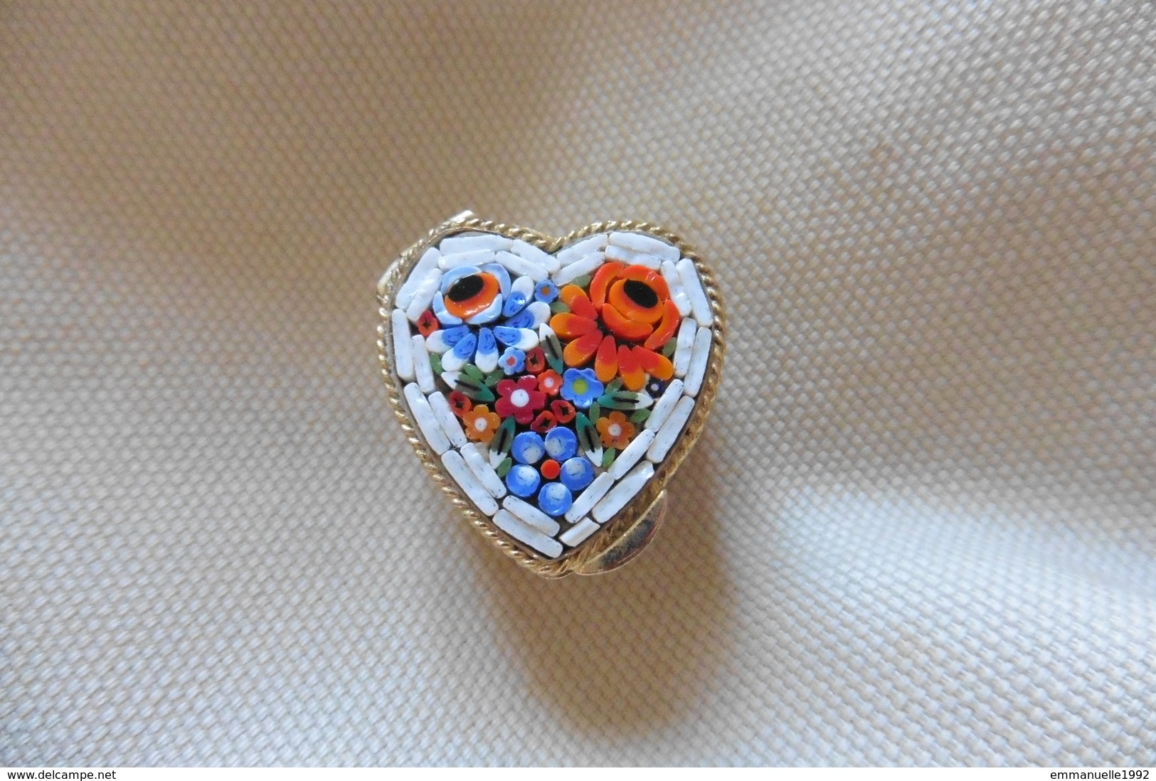 Boite à Pilules Ancienne Dorée Forme Coeur En Micro-mosaique De Venise Italie Millefiori Blanc Motif Fleurs - Boîtes/Coffrets