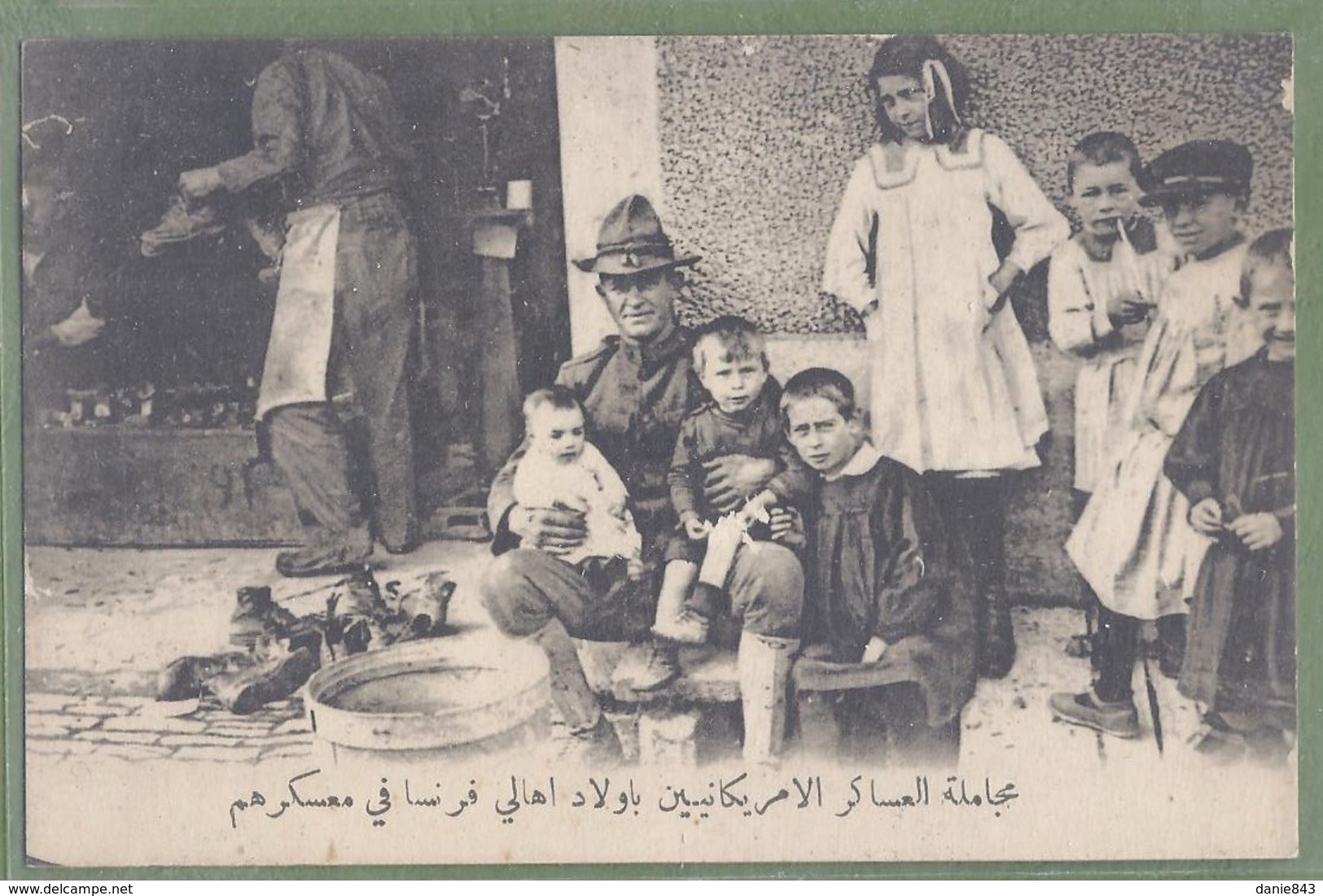 CPA - GUERRE 14/18 - CAMP AMÉRICAIN EN FRANCE - SOLDAT AMÉRICAINS AVEC ENFANTS DEVANT L'ECHOPE DU CORDONNIER - - Guerra 1914-18