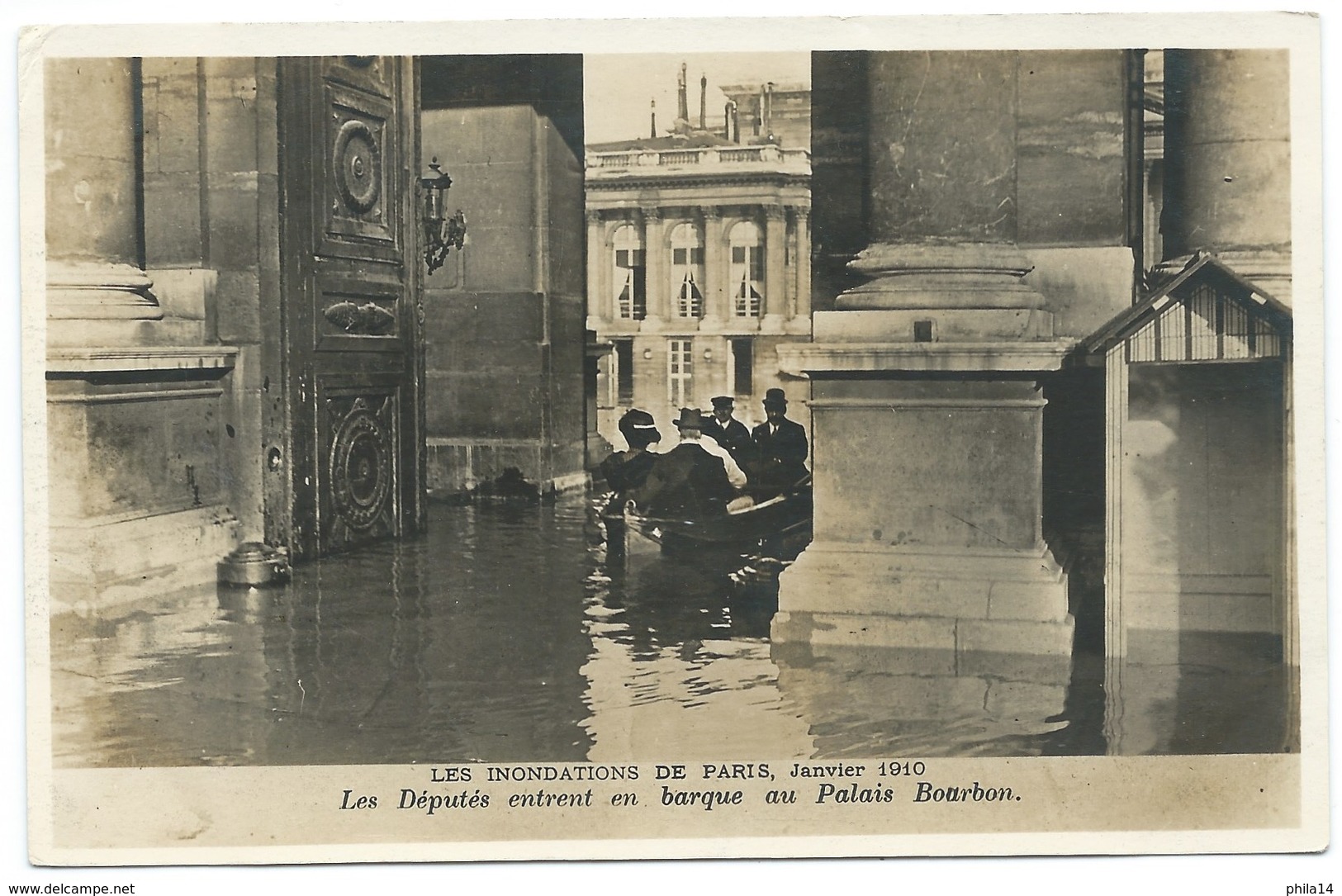 CPA INONDATIONS PARIS 1910 / LES DEPUTES ENTRENT EN BARQUE AU PALAIS BOURBON - Inondations