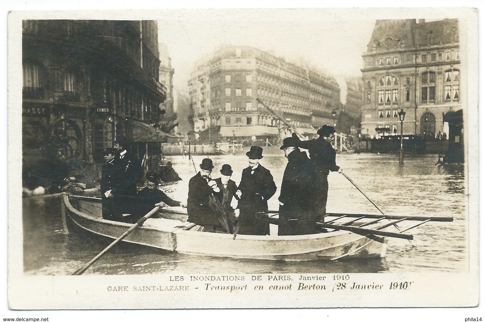 CPA INONDATIONS PARIS 1910 / TRANSPORT EN CANOT BERTON GARE ST LAZARE - Inondations