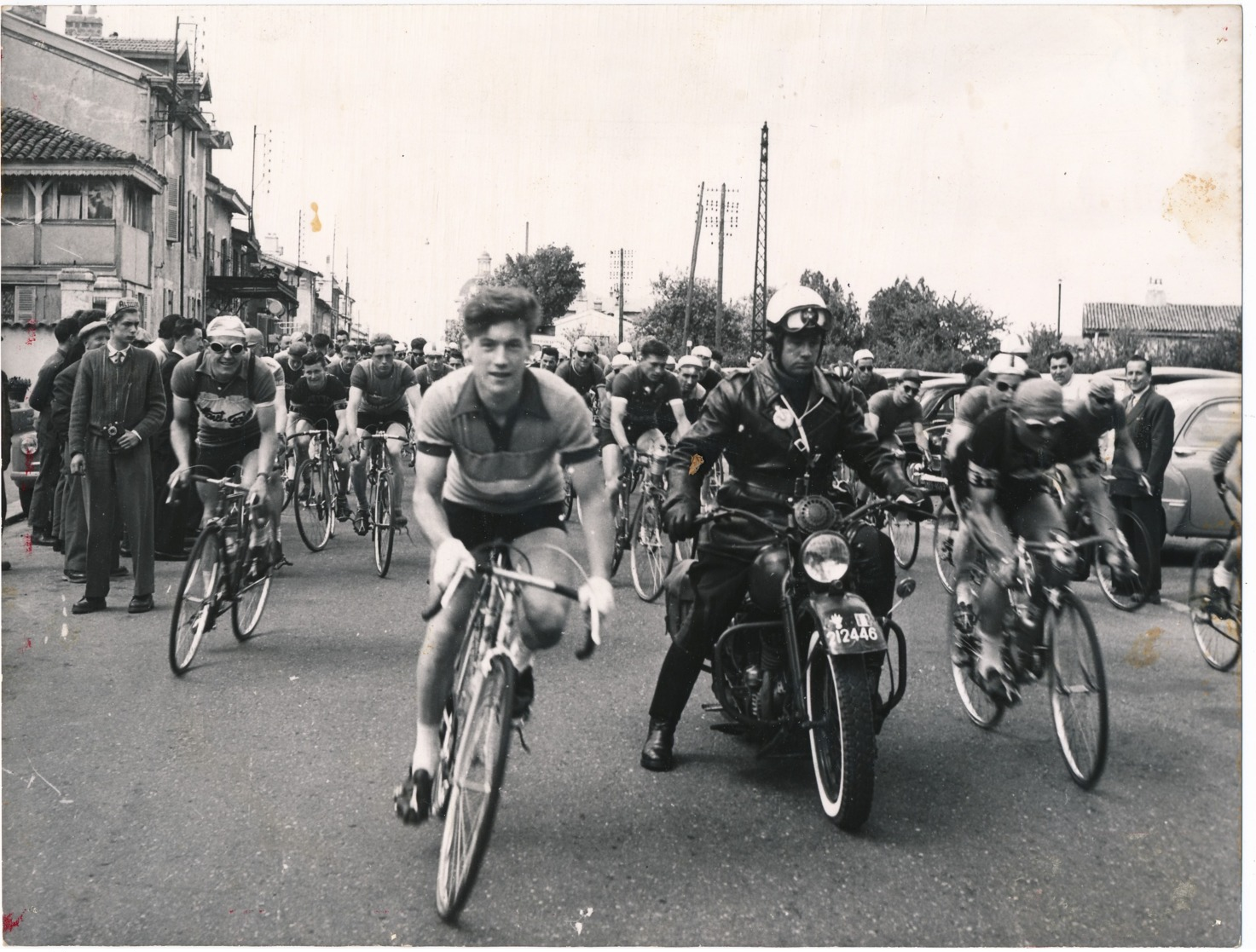 799 - 1 Photo - La Course Est Lancée Sous L'oeil Du Motard De La Gendarmerie - Cyclisme