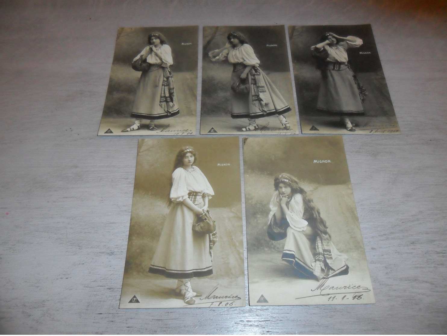 Femme ( 1165 )  Vrouw - Serie Van 5 Postkaarten - Serie De 5 Cartes Postales   Mignon - Femmes