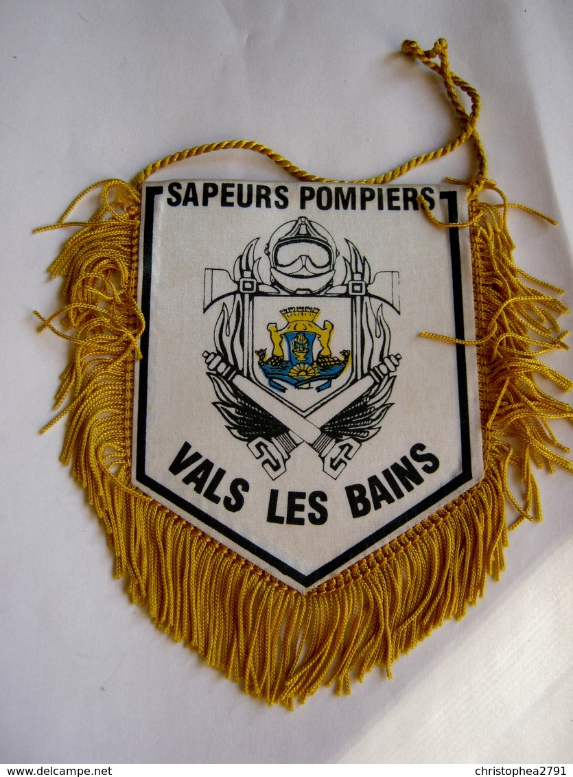 FANION DE VOITURE (BI FACE) DES SAPEURS POMPIERS VALS LES BAINS 07600 ETAT EXCELLENT - Flaggen