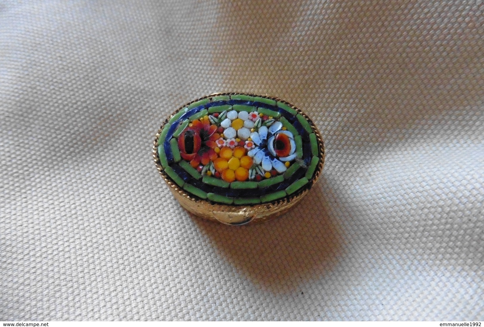 Boite à Pilules Ancienne Dorée Ovale En Micro-mosaique De Venise Italie Millefiori Vert Motif Fleurs - Boîtes/Coffrets