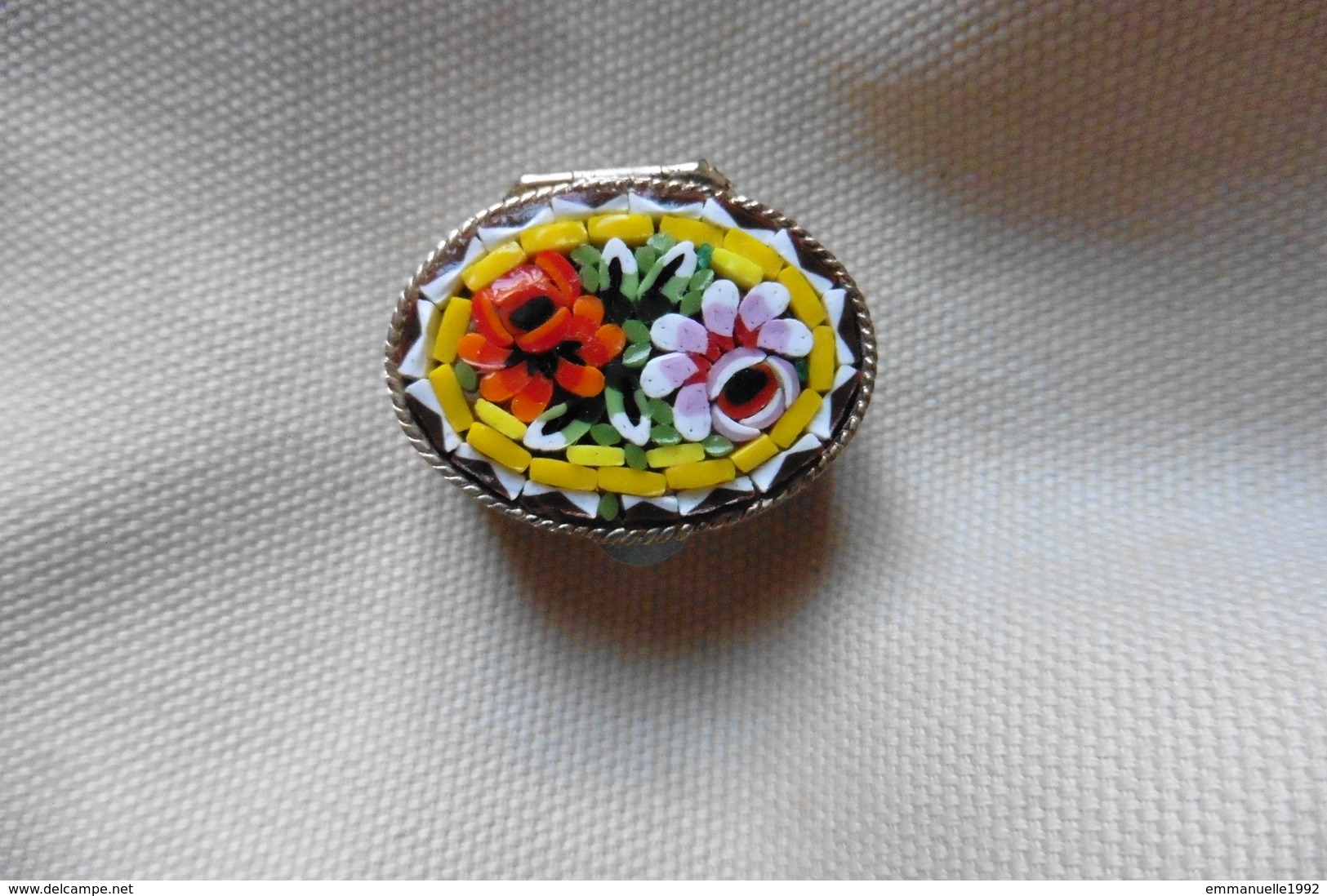 Boite à Pilules Ancienne Argentée Ovale En Micro-mosaique De Venise Italie Millefiori Jaune Motif Fleurs - Boîtes/Coffrets