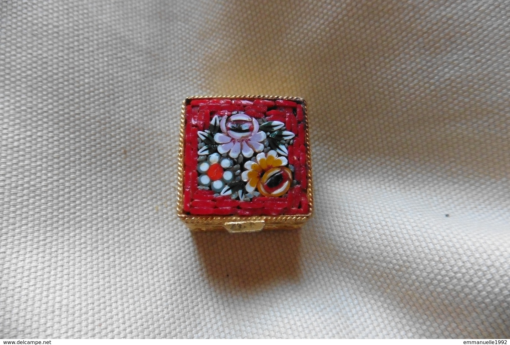 Boite à Pilules Ancienne Dorée Carrée En Micro-mosaique De Venise Italie Millefiori Rouge Motif Fleurs - Boîtes/Coffrets