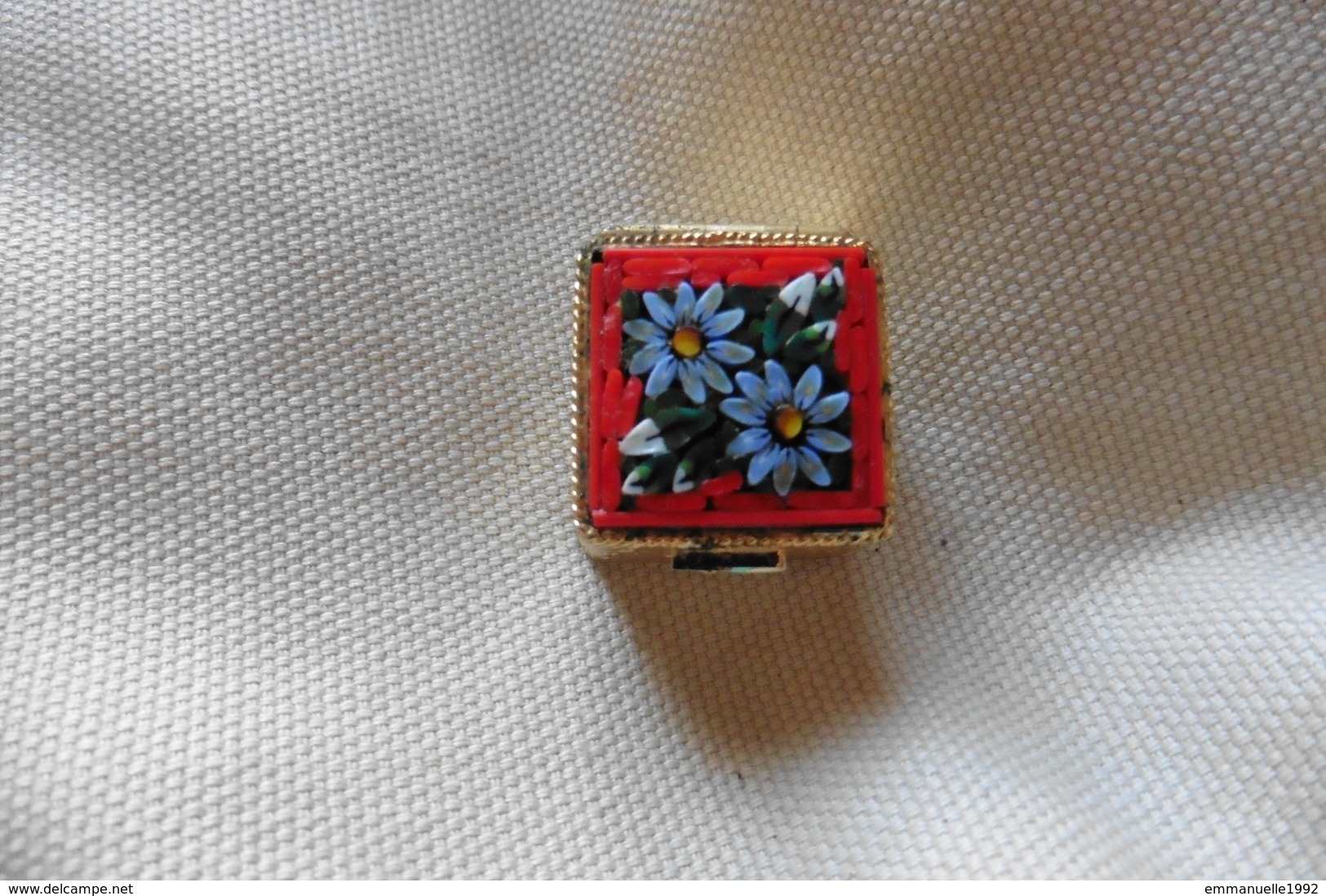 Boite à Pilules Ancienne Dorée Carrée En Micro-mosaique De Venise Italie Millefiori Rouge Motif Fleurs - Boîtes/Coffrets