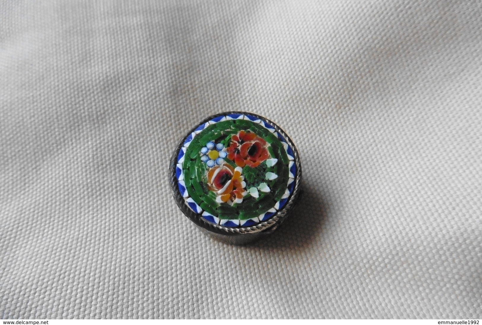 Boite à Pilules Ancienne Ronde En Micro-mosaique De Venise Italie Millefiori Vert Motif Fleurs - Boîtes/Coffrets