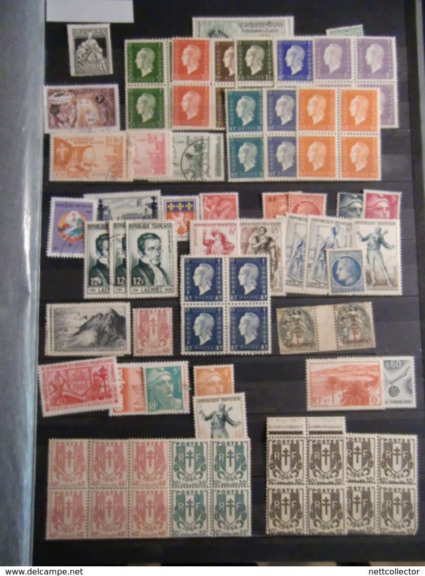 GROS CLASSEUR TIMBRES dont RARES de SARRE / ATTENTE de RANGEMENT D'UN BON COLLECTIONNEUR/+ 1700 timbres A VOIR!!!