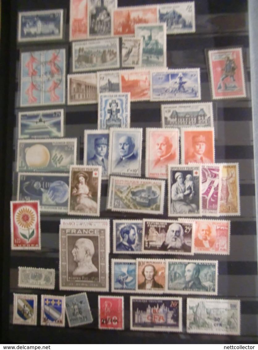 GROS CLASSEUR TIMBRES dont RARES de SARRE / ATTENTE de RANGEMENT D'UN BON COLLECTIONNEUR/+ 1700 timbres A VOIR!!!