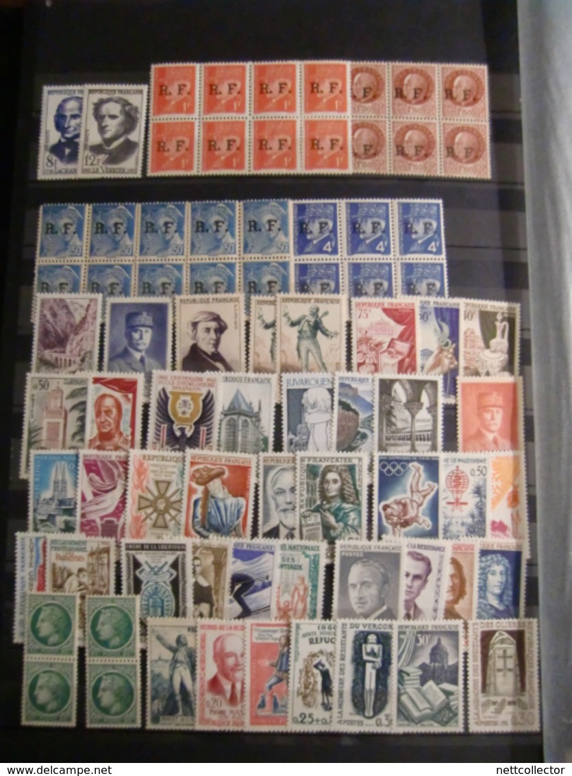 GROS CLASSEUR TIMBRES dont RARES de SARRE / ATTENTE de RANGEMENT D'UN BON COLLECTIONNEUR/+ 1700 timbres A VOIR!!!