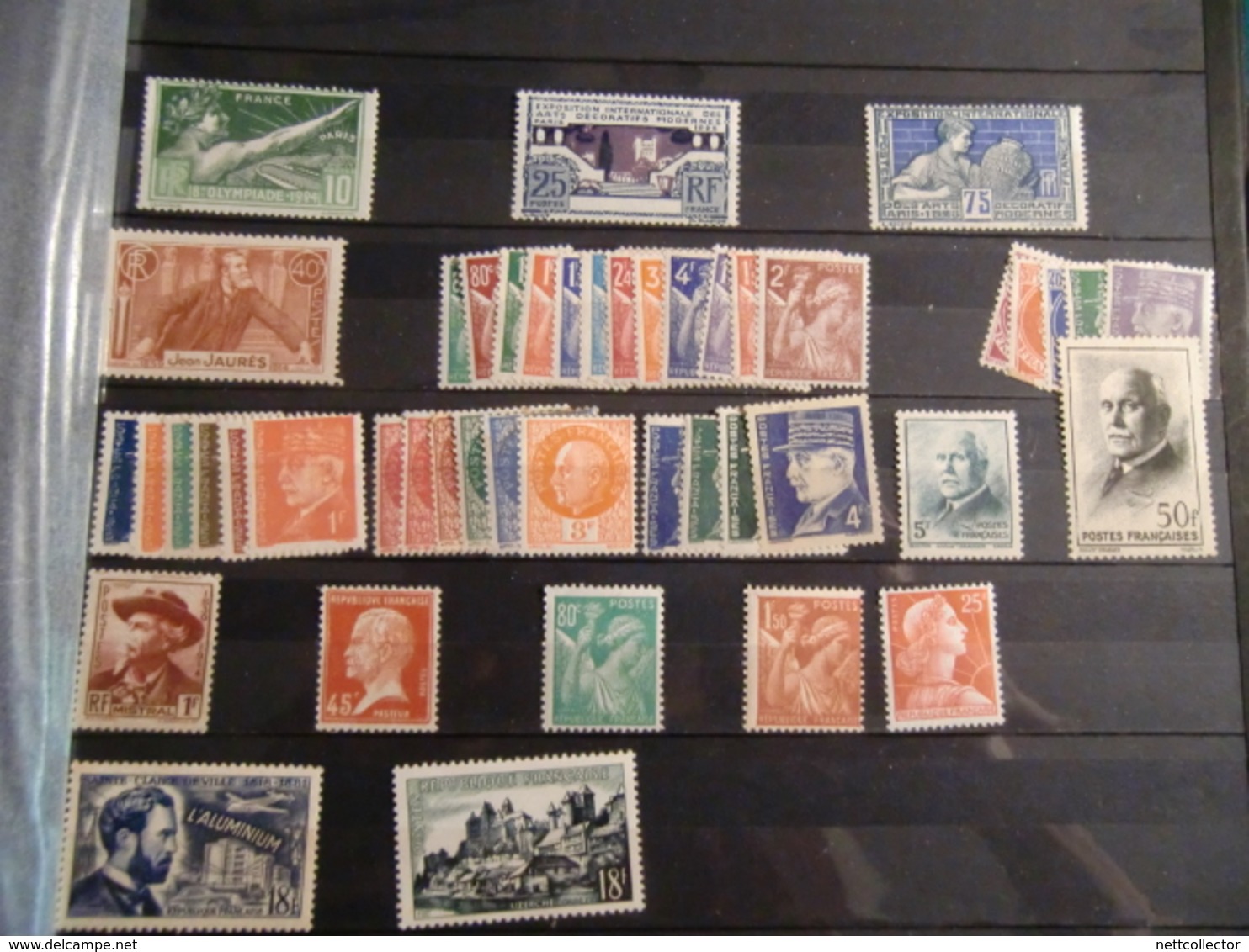 GROS CLASSEUR TIMBRES dont RARES de SARRE / ATTENTE de RANGEMENT D'UN BON COLLECTIONNEUR/+ 1700 timbres A VOIR!!!