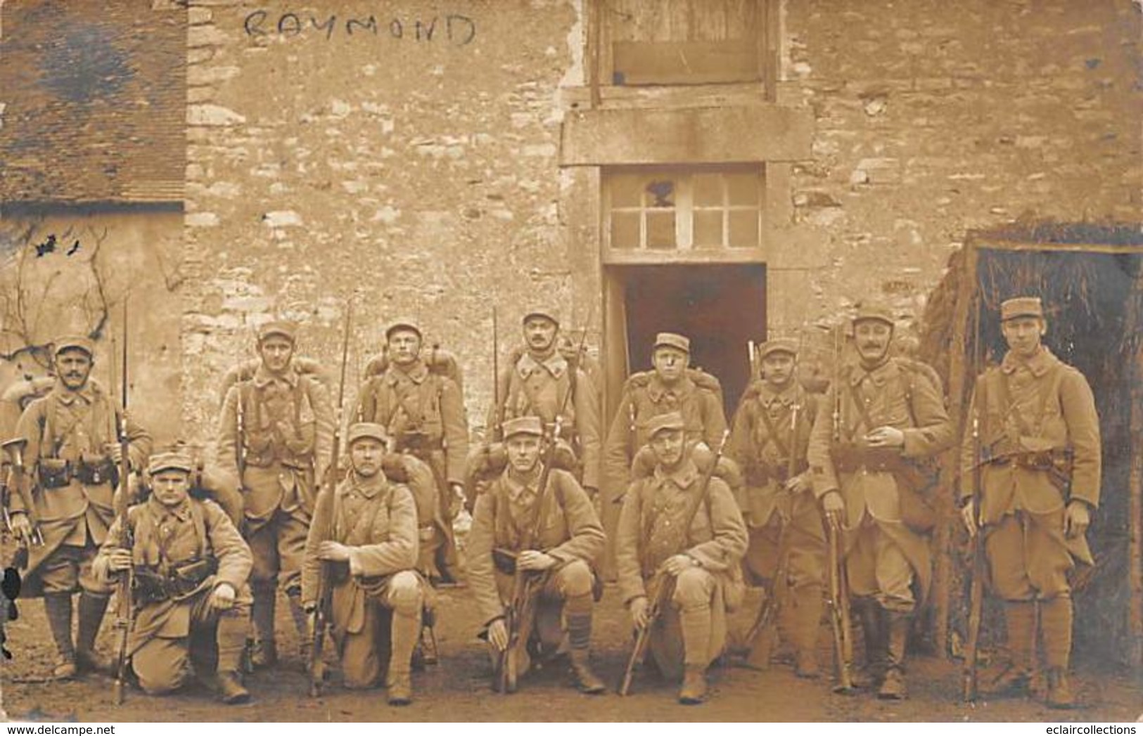 Raymond       18      Groupe De Militaires Posant Dans Une Ferme. Carte Photo        ( Voir Scan) - Altri & Non Classificati