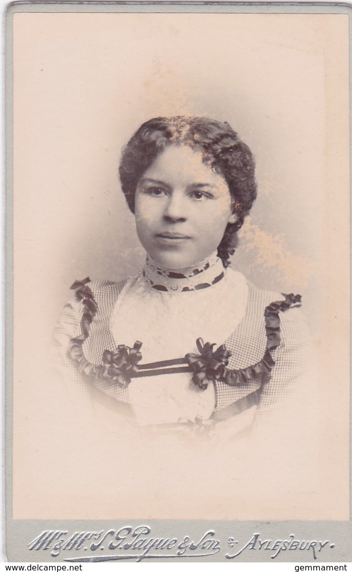 ANTIQUE CDV PHOTO.-PRETTY  LADY. FANCY BLOUSE .  AYLESBURY STUDIO - Old (before 1900)