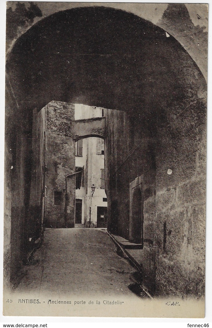 CPA - ANTIBES - Ancienne Porte De La Citadelle (F60) - Antibes - Vieille Ville