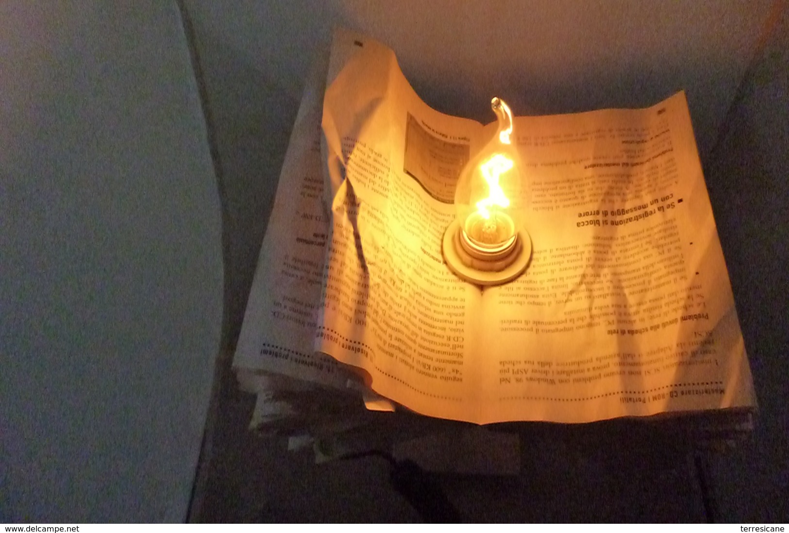 BOOKLAMP LAMPADA DA TAVOLO ORIGINALE IDEA REGALO PER CHI AMA LA LETTURA