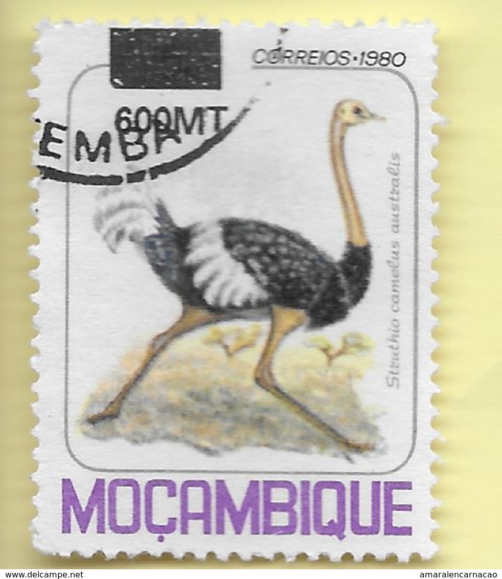 TIMBRES - STAMPS - MOZAMBIQUE / MOÇAMBIQUE - OISEUX - AUTRUCHES - TIMBRE OBLITÉRÉ AVEC SURCHARGE NOIR 600 MT - TRÈS RARE - Autruches