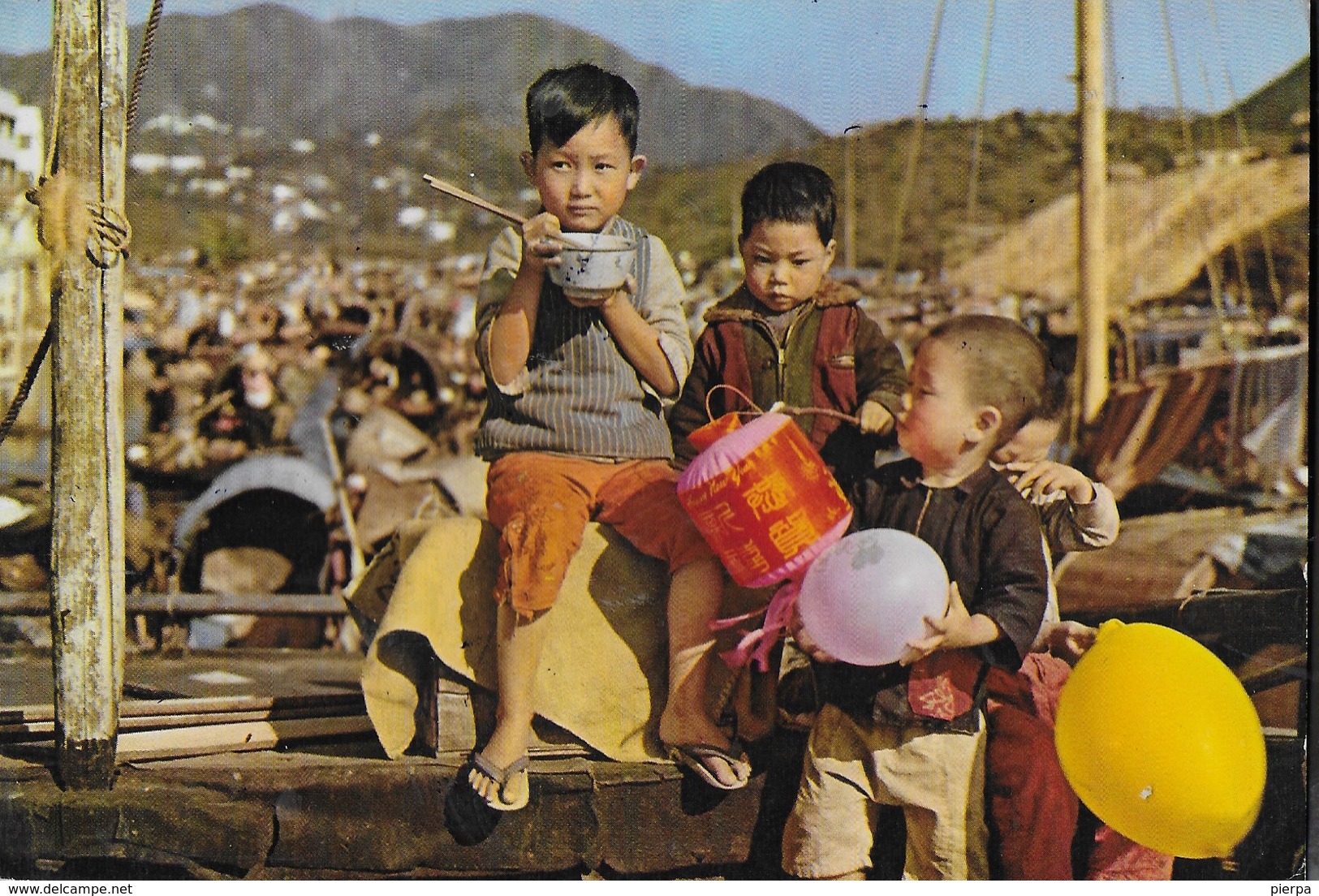 HONG KONG - TRE PICCOLI PESCATORI - VIAGGIATA 1983 GRANCOBOLLO ASPORTATO - Gruppi Di Bambini & Famiglie