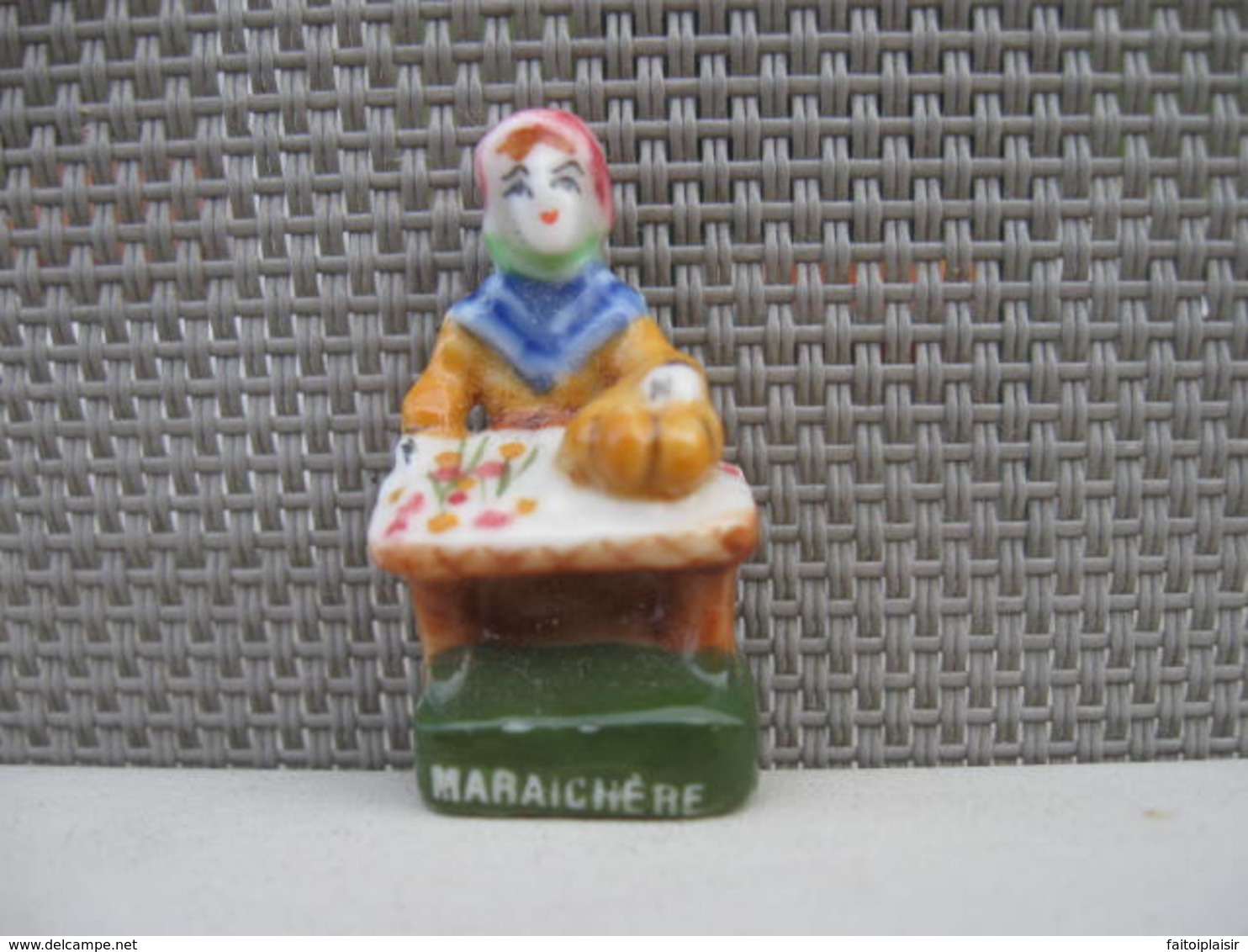 Fève Femme La Maraichère Avec Socle Vert Série Les Marches De Province Année 95 - Fèves - Rare T 4 - Other & Unclassified