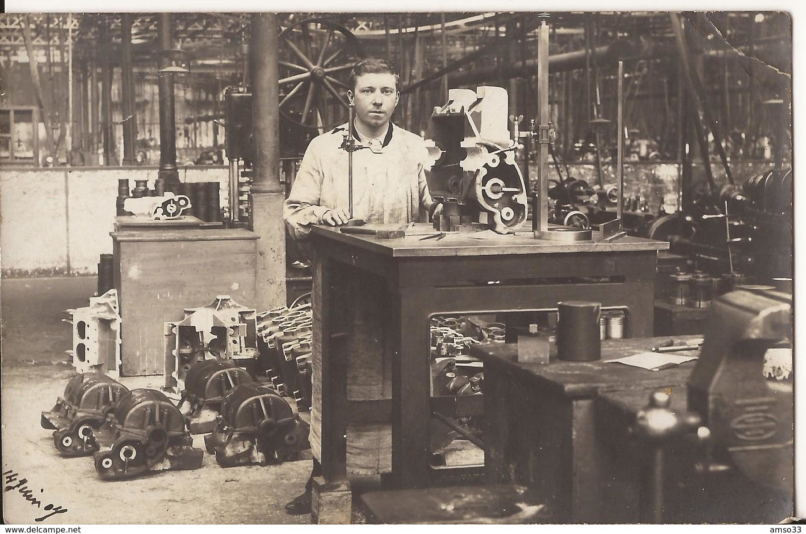 9580. CPA PHOTO A IDENTIFIER JEUNE HOMME DANS UN ATELIER AVEC MOTEURS 1907 - A Identifier