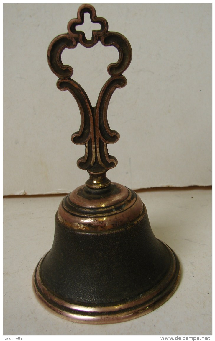 Lot. 1894. Cloche Ou Clochette  En Cuivre Surmontée D'un Croix Pour La Messe - Bells