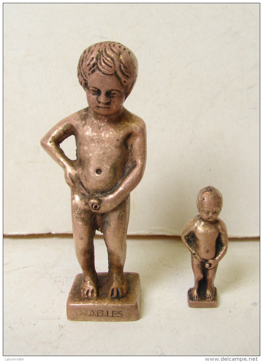 Pl. 420. Deux Anciens Mannekenpis En Laiton - Cuivres