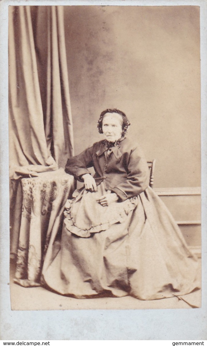 ANTIQUE CDV PHOTO.SEATED OLDER LADT. LONG FULL DRESS .  TURRIFF  STUDIO - Alte (vor 1900)