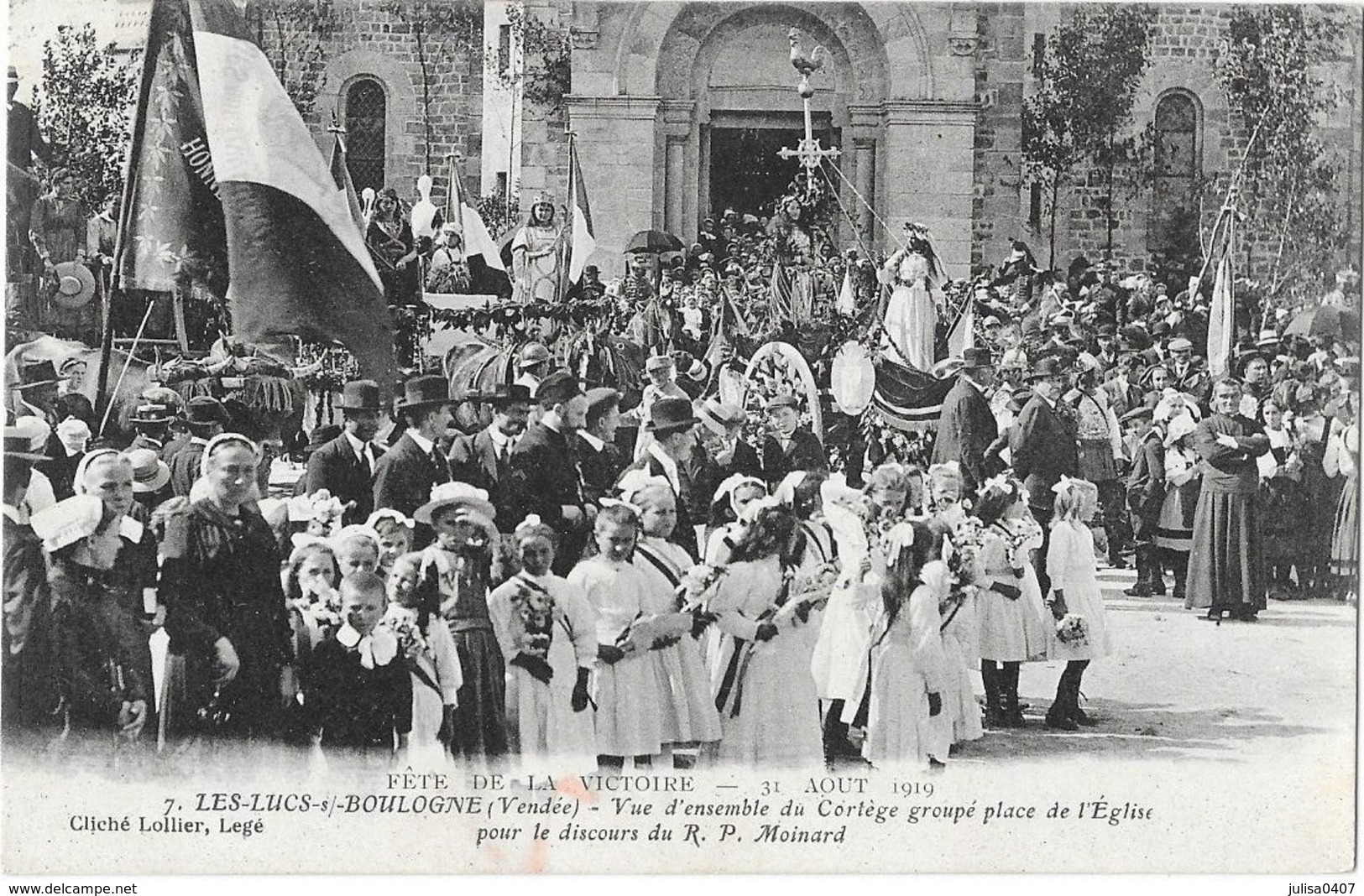 LES LUCS SUR BOULOGNE (85) Fete De La Victoire 1919 Cortège Place De L'église Belle Animation - Les Lucs Sur Boulogne