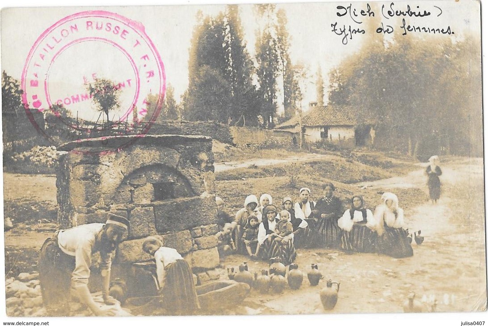 SERBIE Militaria Groupe De Femmes à La Fontaine Cachet Militaire Bataillon Russe TFR - Serbie