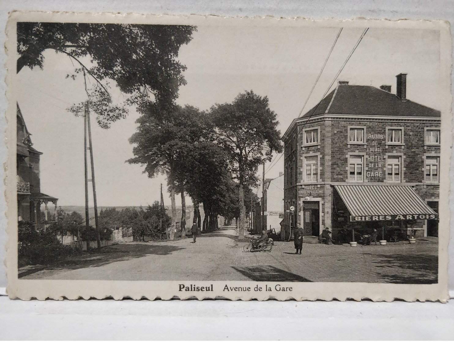 Paliseul. Avenue De La Gare. Animée. Hôtel De La Gare. Bière Artois. Tricycle. A. Bara Marrion. Ed Félix Labbé, Paliseul - Paliseul